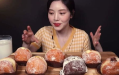 小姐姐吃一些蓝色的甜品,小姐姐的甜蜜探险记